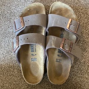 Never worn brown Birkenstocks size 6-7 (not sure)